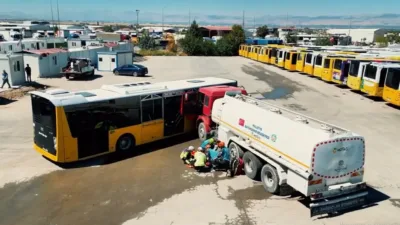 Senaryo gereği otobüs ile tankerin çarpıştığı tatbikatta, sıkışan yaralılar ekiplerin