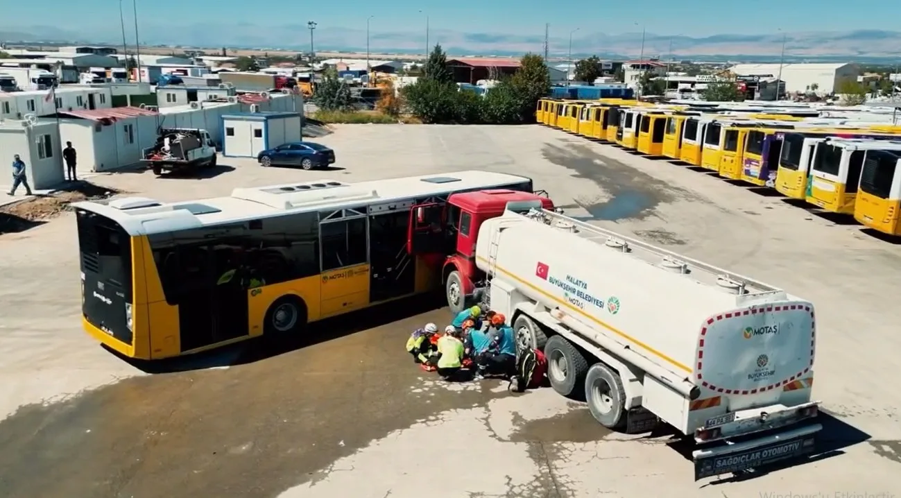 Senaryo gereği otobüs ile tankerin çarpıştığı tatbikatta, sıkışan yaralılar ekiplerin