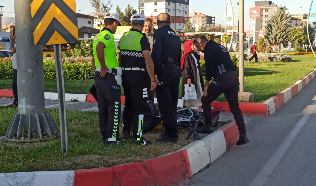 Çevreyolu Hava Lojmanları Kavşağı’ndaki kazada yaralanan sürücünün hayati tehlikesi bulunuyor.