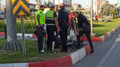 Çevreyolu Hava Lojmanları Kavşağı’ndaki kazada yaralanan sürücünün hayati tehlikesi bulunuyor.