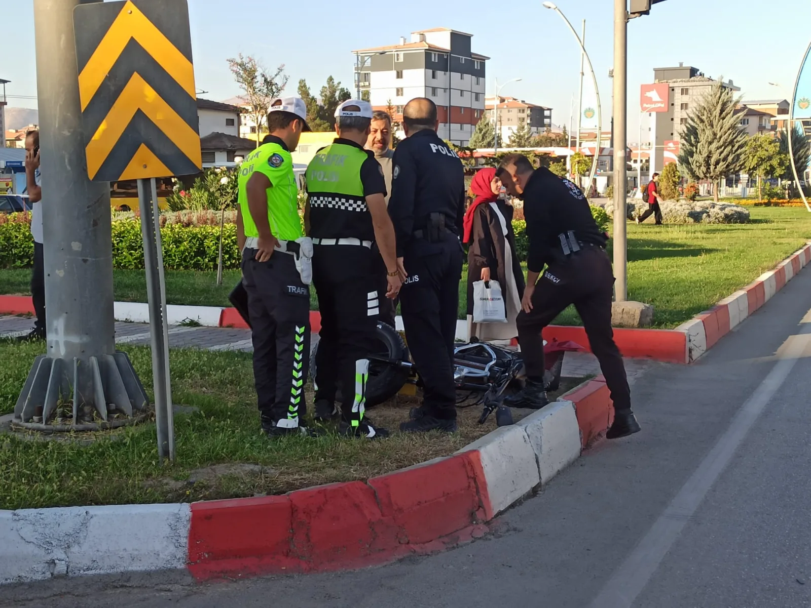 Çevreyolu Hava Lojmanları Kavşağı’ndaki kazada yaralanan sürücünün hayati tehlikesi bulunuyor.