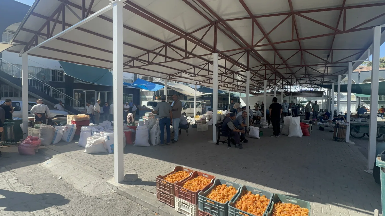 Esnaf, kendileriyle görüşülmeden ve alternatif yer gösterilmeden tahliye kararı açıklandığını
