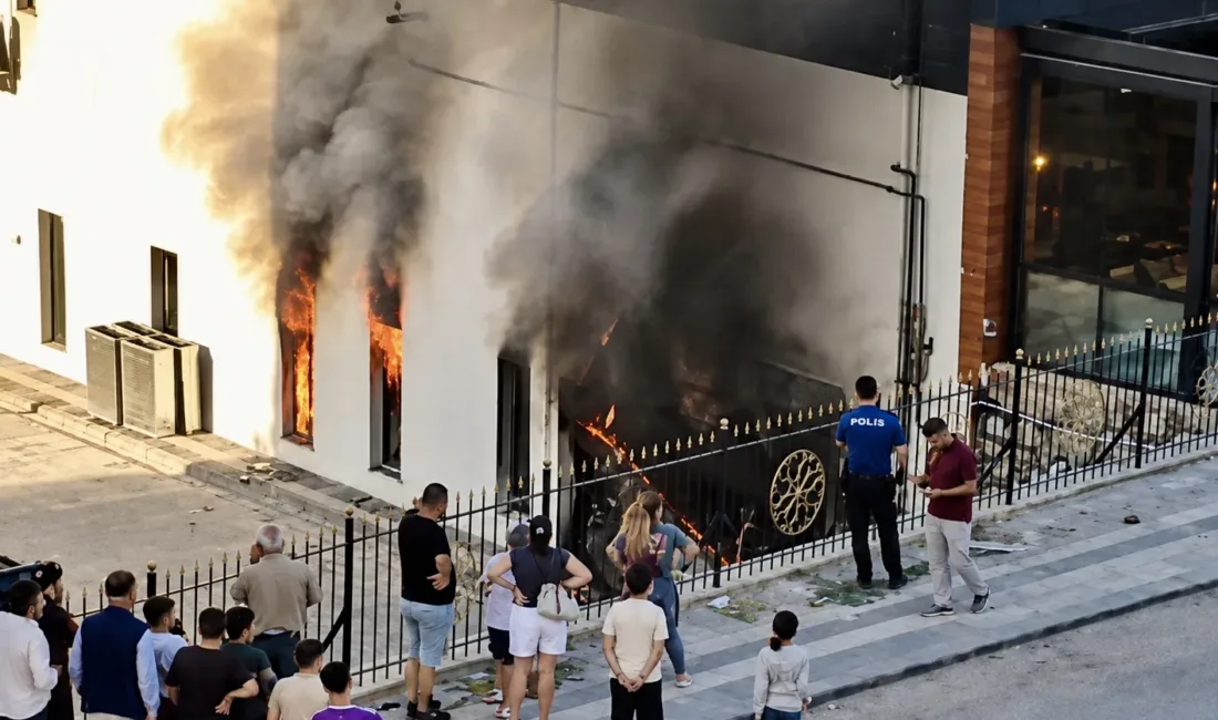 Altın Kayısı Bulvarı’ndaki yangın, itfaiye müdahalesiyle araçlara sıçramadan söndürüldü.