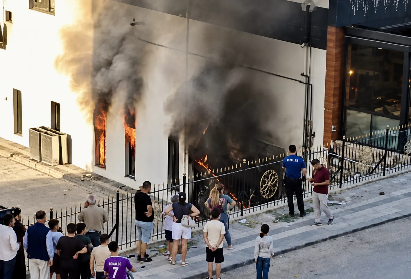 Altın Kayısı Bulvarı’ndaki yangın, itfaiye müdahalesiyle araçlara sıçramadan söndürüldü.