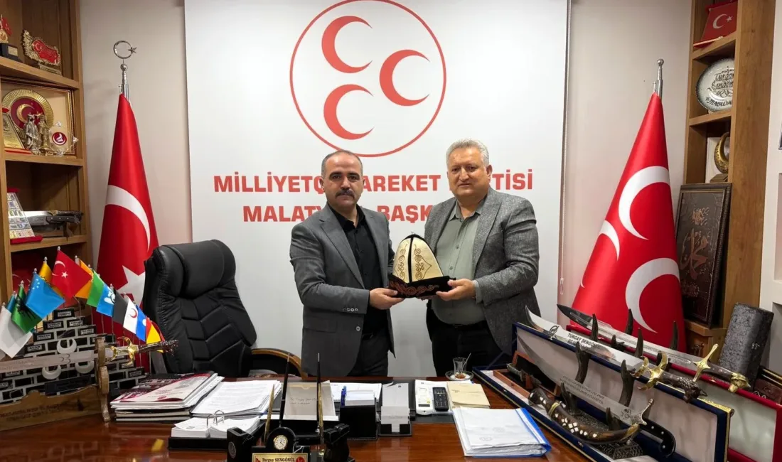 Hamit Özpolat, Kırgızistan’dan getirdiği Ak Kalpak’ı Turgay Şengönül’e takdim etti.