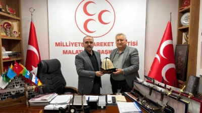 Hamit Özpolat, Kırgızistan’dan getirdiği Ak Kalpak’ı Turgay Şengönül’e takdim etti.