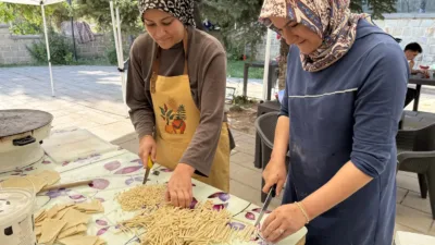 Un, su ve tuzla hazırlanan hamurlar kesilip kurutularak yöresel kış