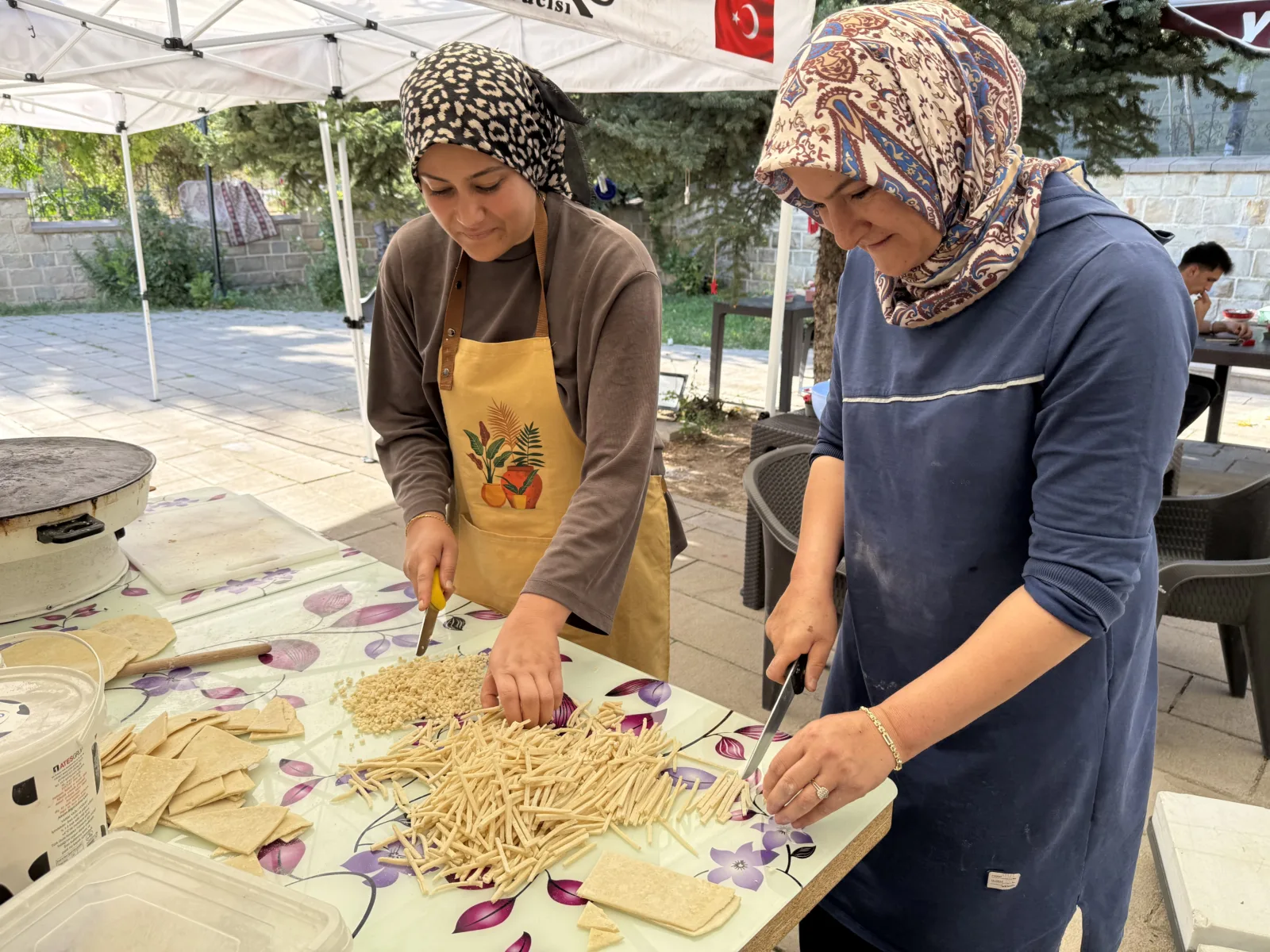 Un, su ve tuzla hazırlanan hamurlar kesilip kurutularak yöresel kış