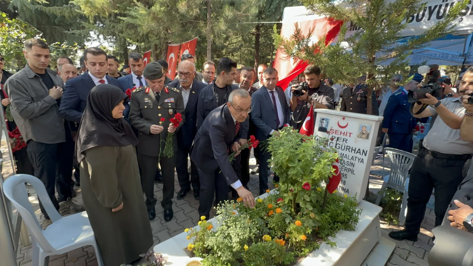 Gaziler Günü programında şehitlik ziyaret edilerek kabirlere karanfil bırakıldı.