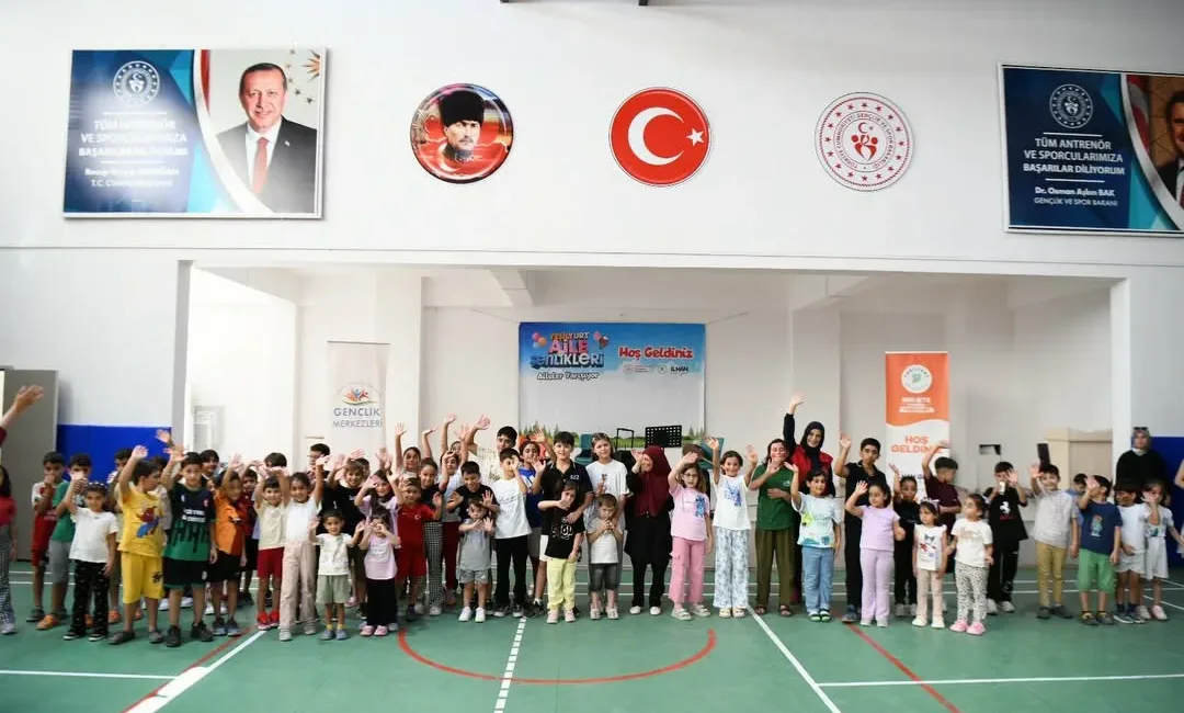 Melekbaba Gençlik Merkezi’ndeki şenlikte çocuklar eğlenirken aileler yarışmalara katıldı.