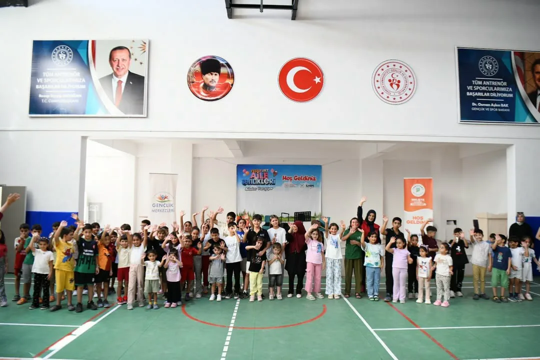 Melekbaba Gençlik Merkezi’ndeki şenlikte çocuklar eğlenirken aileler yarışmalara katıldı.