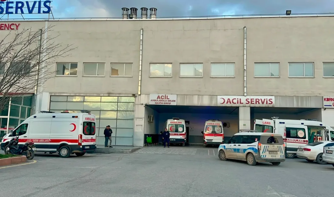 Bostanbaşı Mahallesi’ndeki kazada yaralanan 4’ü çocuk 5 kişi hastaneye kaldırıldı.