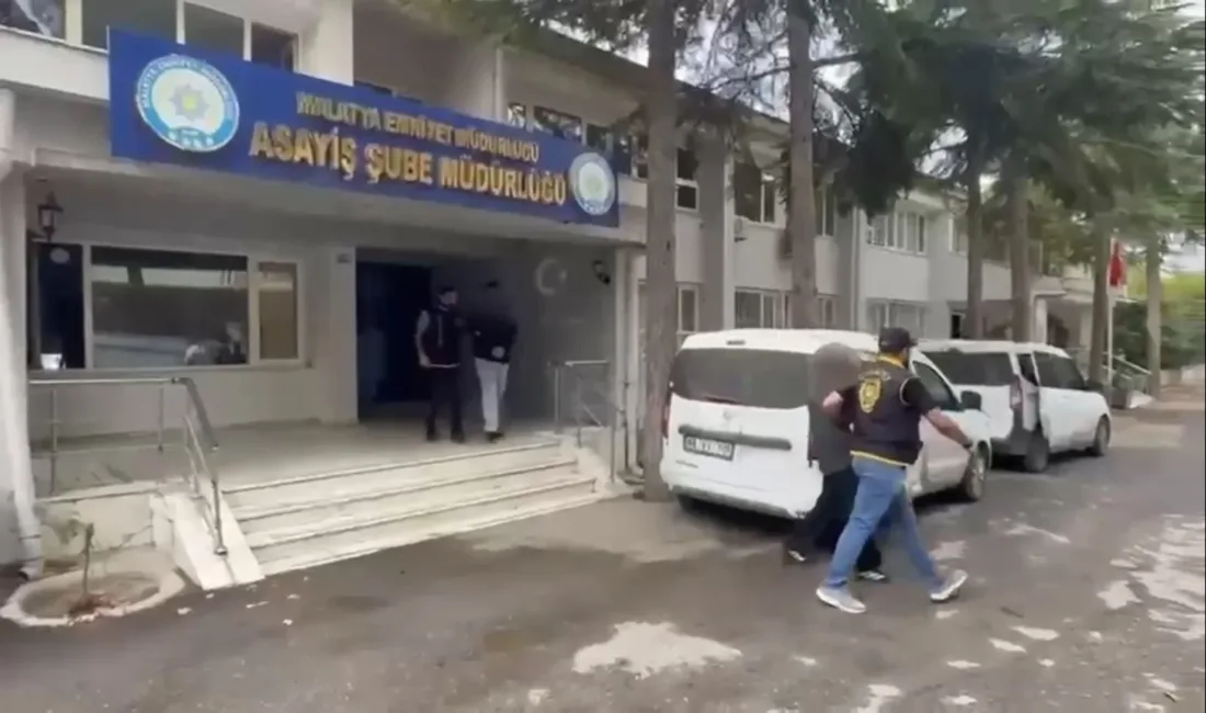 Yeşilyurt’ta düzenlenen operasyonda 3 tüfek ve 3 tabanca ele geçirildi,