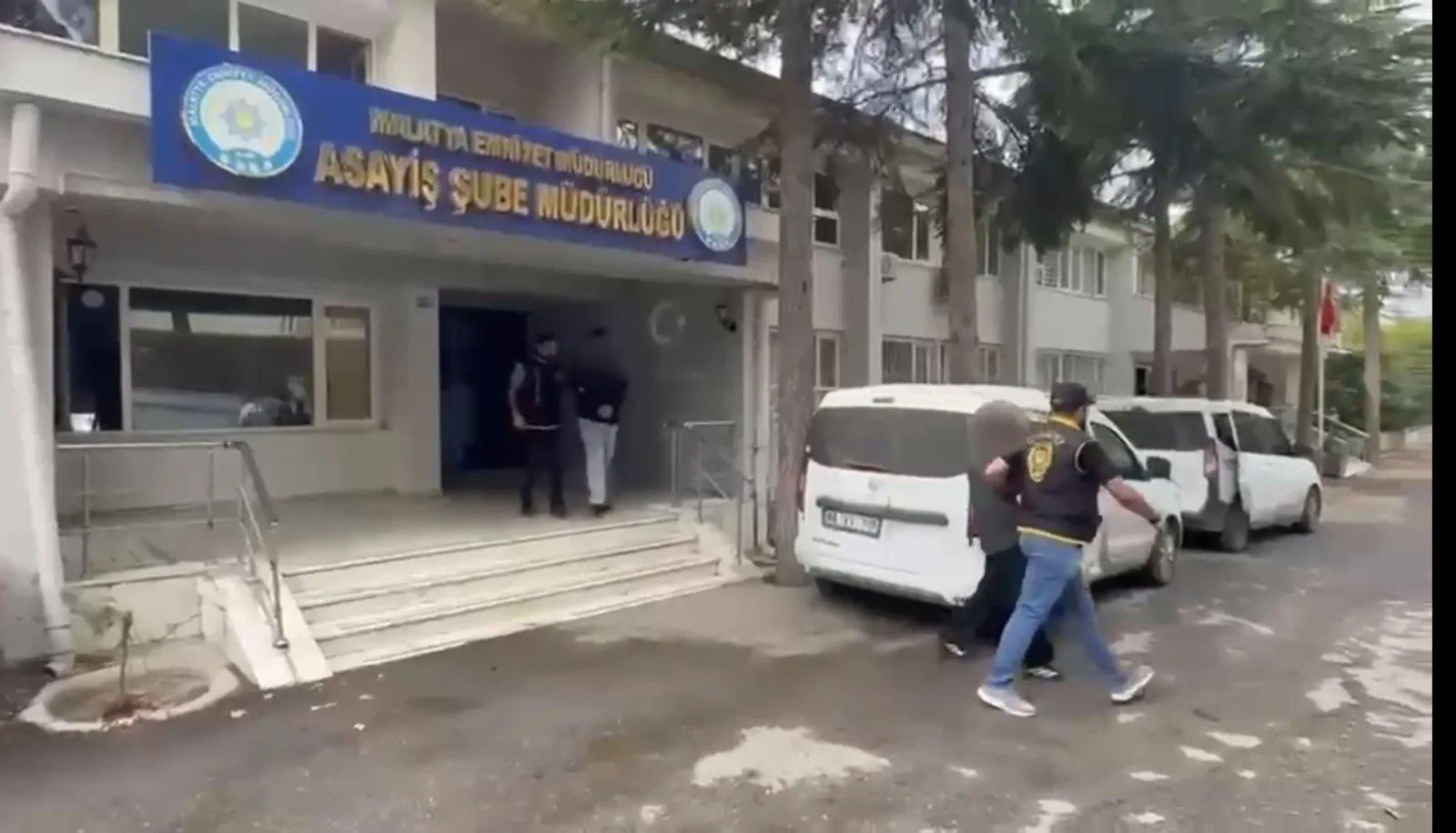 Yeşilyurt’ta düzenlenen operasyonda 3 tüfek ve 3 tabanca ele geçirildi,