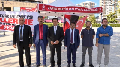 AVM Park önündeki stantta şehitlerin hatırasının gelecek nesillere aktarılması gerektiği