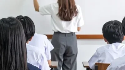 Yazıda öğretmenlerden mesleğin saygınlığına uygun, düzenli ve temiz kıyafetler tercih