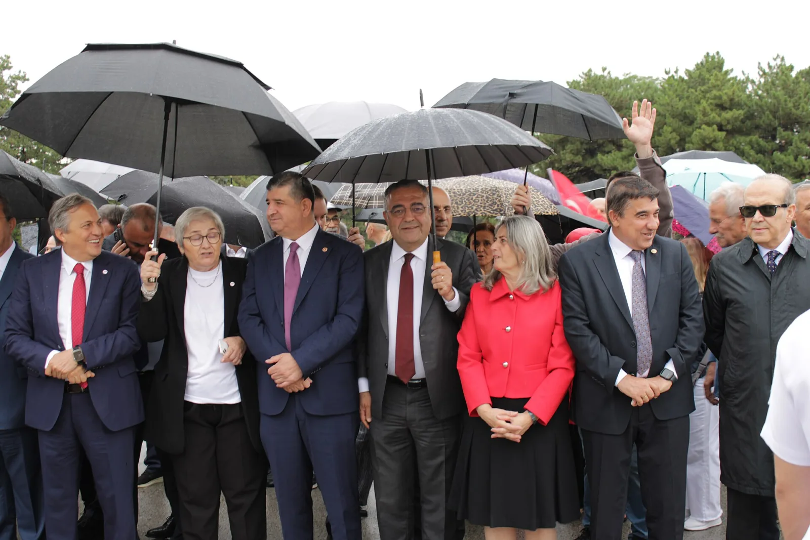 Sezgin Tanrıkulu, yüksek fiyatların alışverişi ve esnaf satışlarını gerilettiğini söyledi.