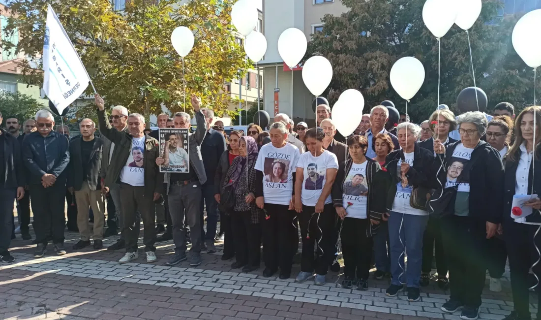 Malatya’daki anmada saldırıda yaşamını yitirenler için saygı duruşunda bulunuldu, aileler