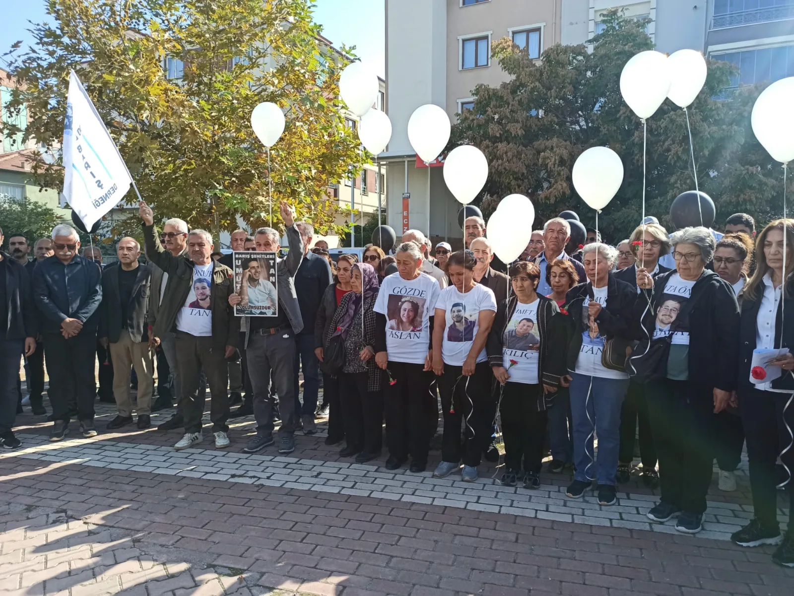 Malatya’daki anmada saldırıda yaşamını yitirenler için saygı duruşunda bulunuldu, aileler
