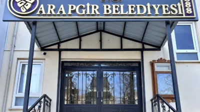 Raporda belediyenin taşınmaz yönetimi, doğrudan temin işlemleri ve mali kayıtlarında