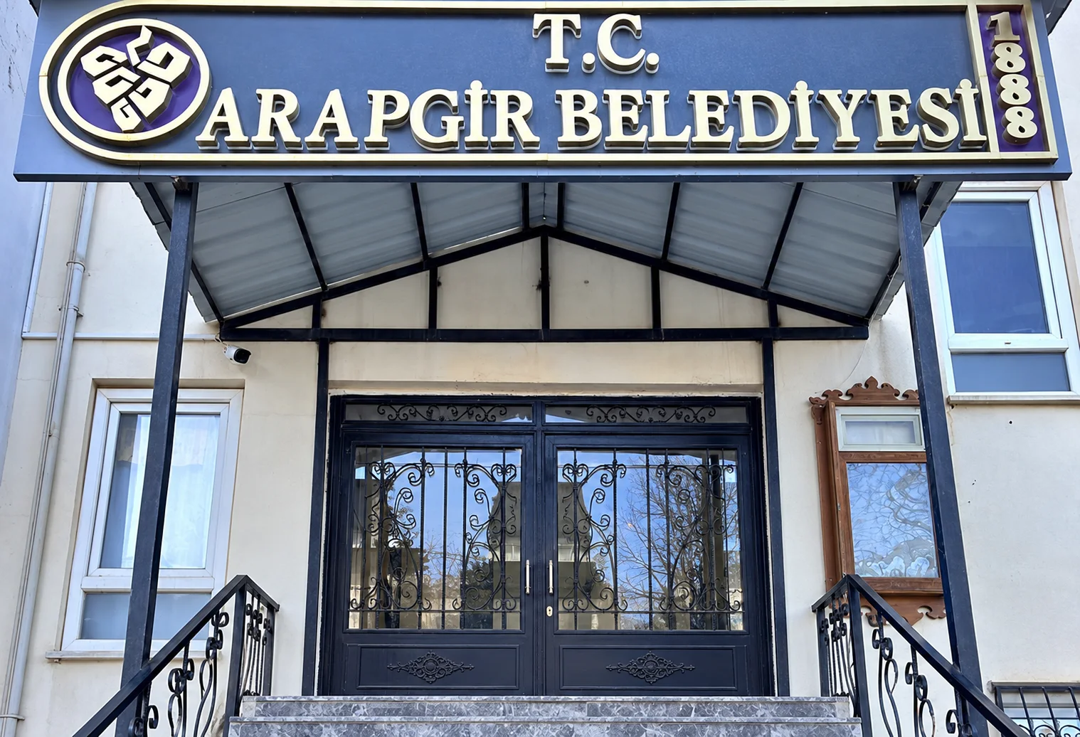 Raporda belediyenin taşınmaz yönetimi, doğrudan temin işlemleri ve mali kayıtlarında