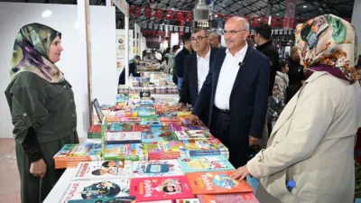 Sami Er, 12. Malatya Kitap Fuarı’nda yazarlar ve yayınevi temsilcileriyle