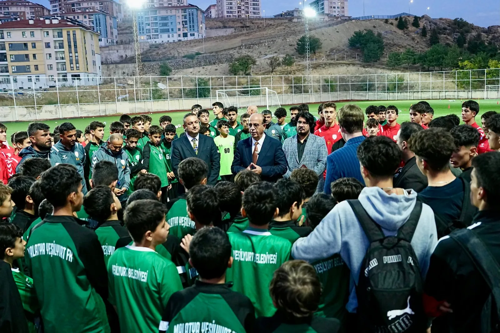 İlhan Geçit, U-11’den U-19’a farklı yaş kategorilerindeki futbolcularla bir araya