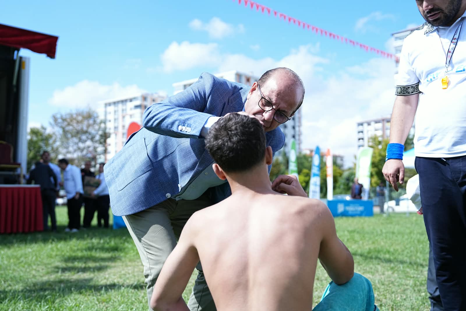 Turgut Özal Karakucak Güreşleri’nde sakatlanan iki minik sporcuya ilk müdahaleyi