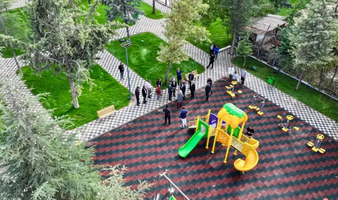 Parkta oyun grupları, tartan zemin ve sosyal donatı alanları yenilenirken