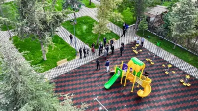 Parkta oyun grupları, tartan zemin ve sosyal donatı alanları yenilenirken