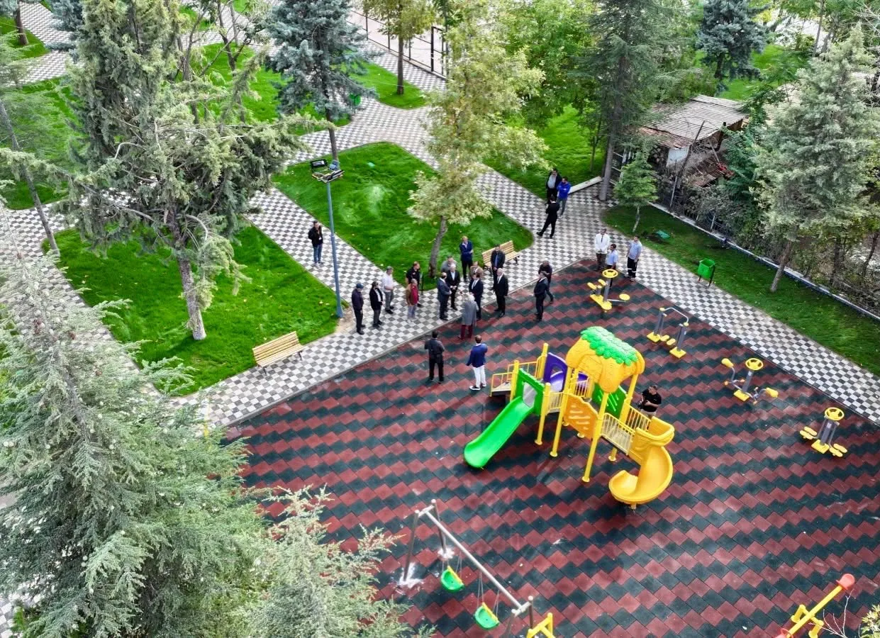 Parkta oyun grupları, tartan zemin ve sosyal donatı alanları yenilenirken