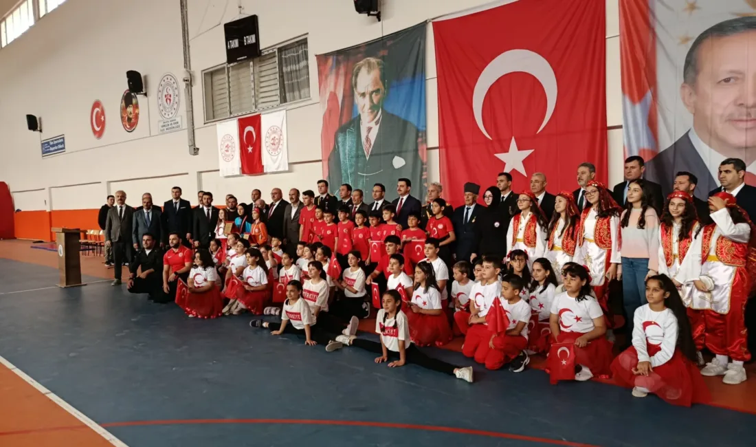 Kapalı spor salonundaki törende öğrencilerin şiir, halk oyunları, güreş ve