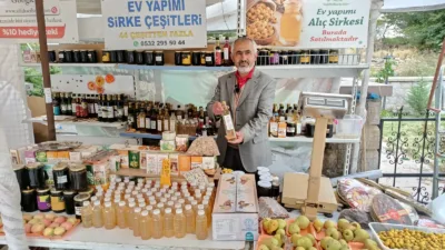 Ali Yıldırım, ailesinden kalan üretim geleneğiyle hazırladığı sirkeleri Somuncu Baba