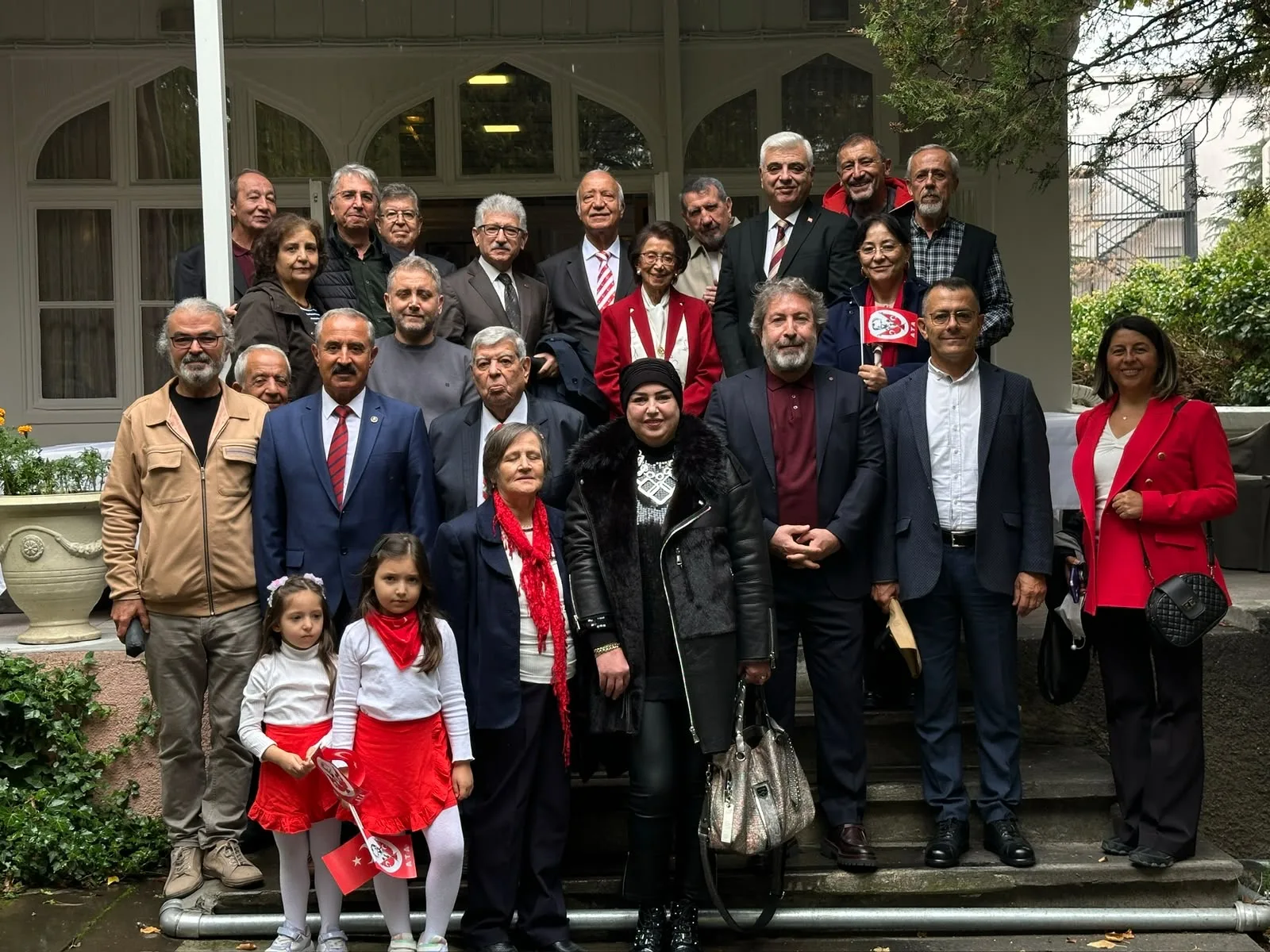 Ankara Darendeliler Derneği heyeti, Özden Toker’e İsmet İnönü ve Kamil