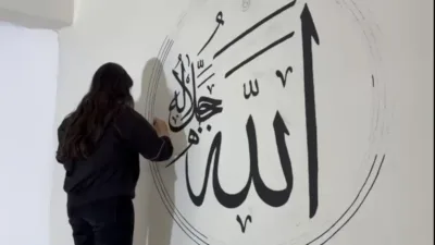Malatya Turgut Özal Üniversitesi öğrencileri, caminin mescit bölümünde hat sanatı