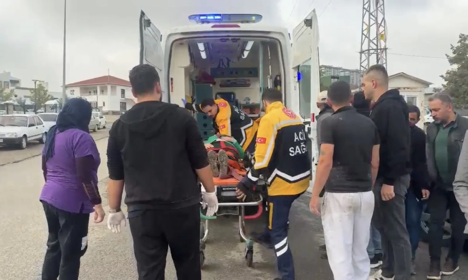 Doğanşehir’de hastane önünde meydana gelen kazada kimliği belirlenemeyen yaya yaralandı.