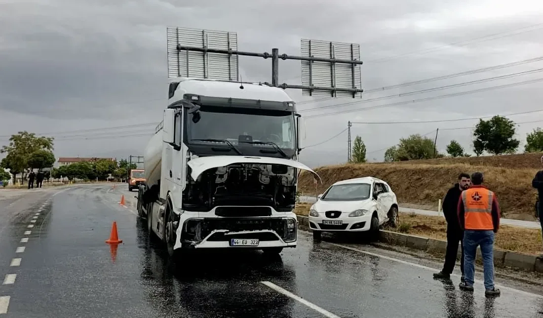 Malatya’nın Doğanşehir ilçesinde meydana gelen kazada yaralanan 3 kişi hastaneye