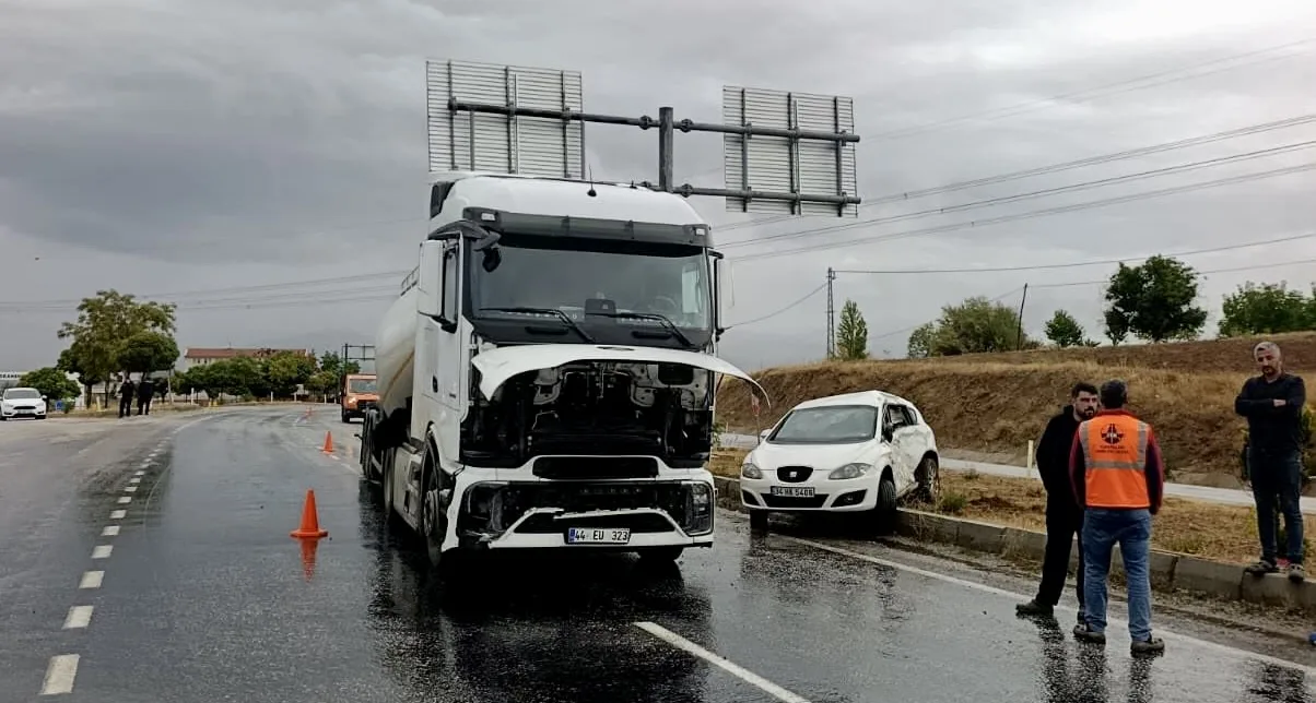 Malatya’nın Doğanşehir ilçesinde meydana gelen kazada yaralanan 3 kişi hastaneye