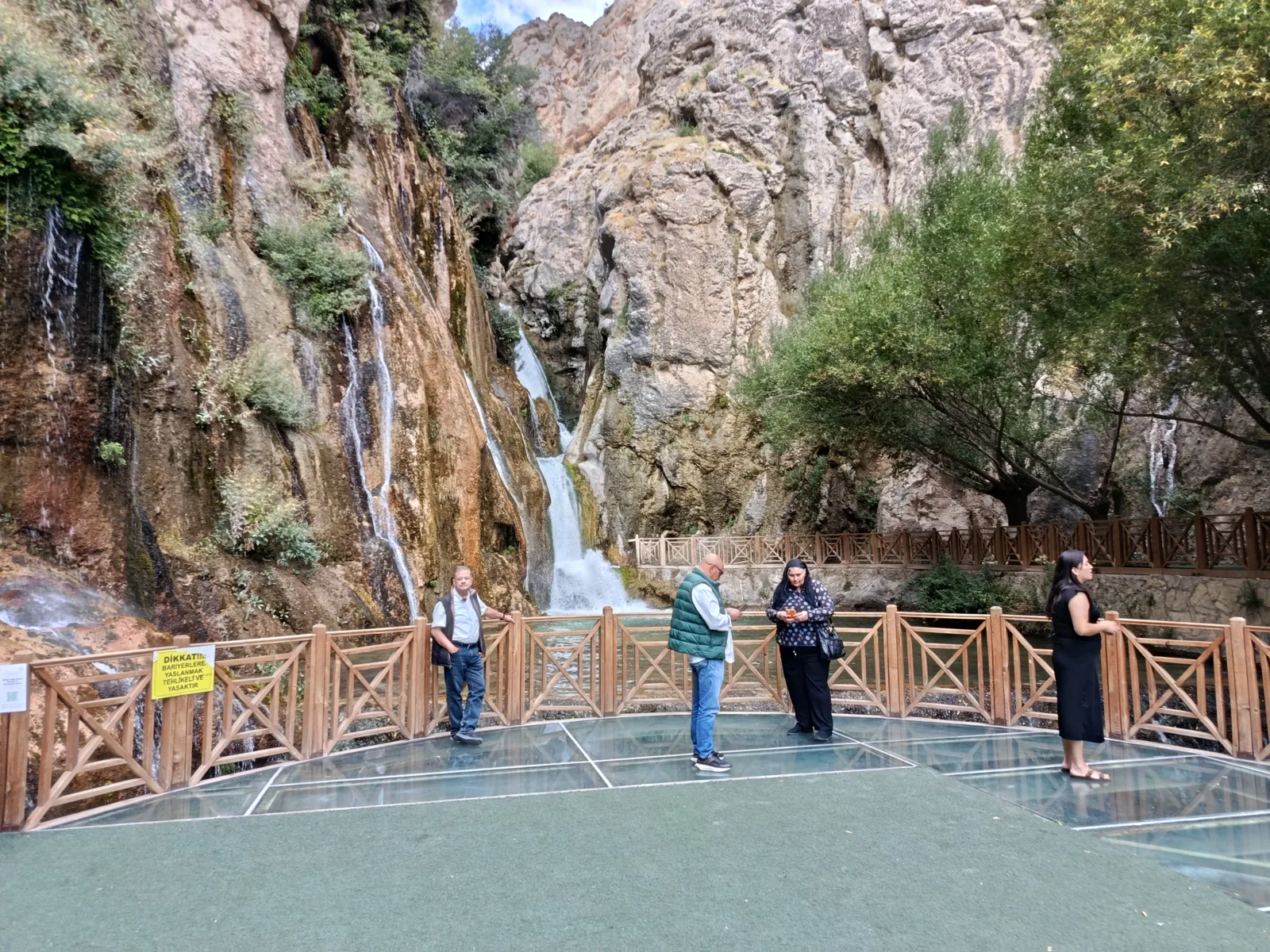 Darende’deki şelale, yaz sezonunun ardından tur kafilelerini ve turistleri ağırlamayı