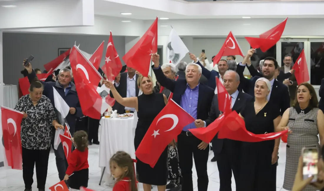 Hekimhan Belediyesi’nin düzenlediği baloda davetliler, marşlar ve türküler eşliğinde Cumhuriyet
