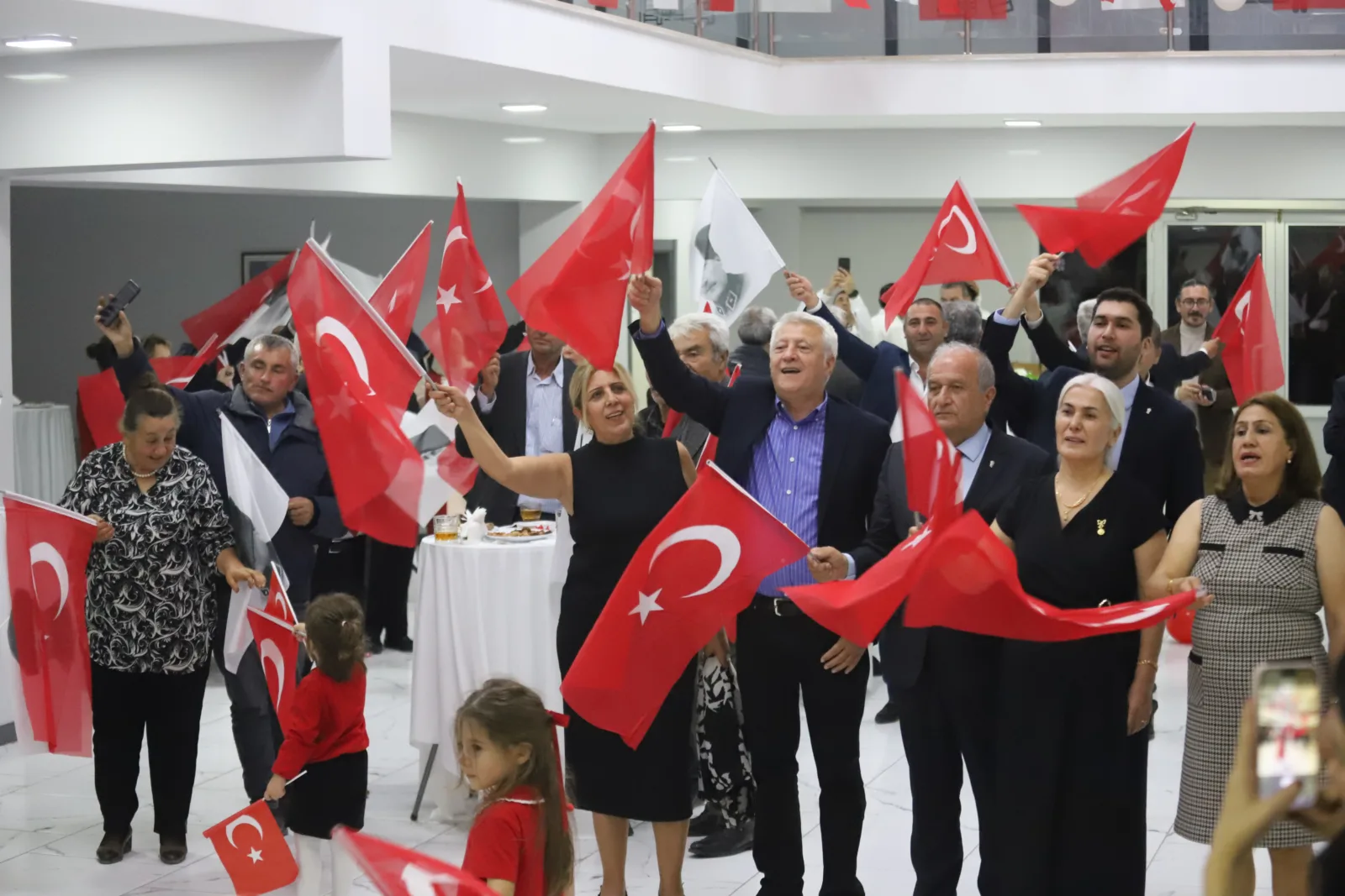 Hekimhan Belediyesi’nin düzenlediği baloda davetliler, marşlar ve türküler eşliğinde Cumhuriyet