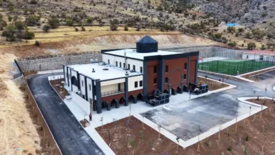 Yeşilyurt İkizce’de deprem sonrası yapılan tesislerin tamamlandığını Vali Seddar Yavuz