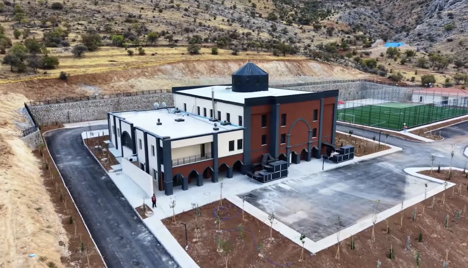 Yeşilyurt İkizce’de deprem sonrası yapılan tesislerin tamamlandığını Vali Seddar Yavuz