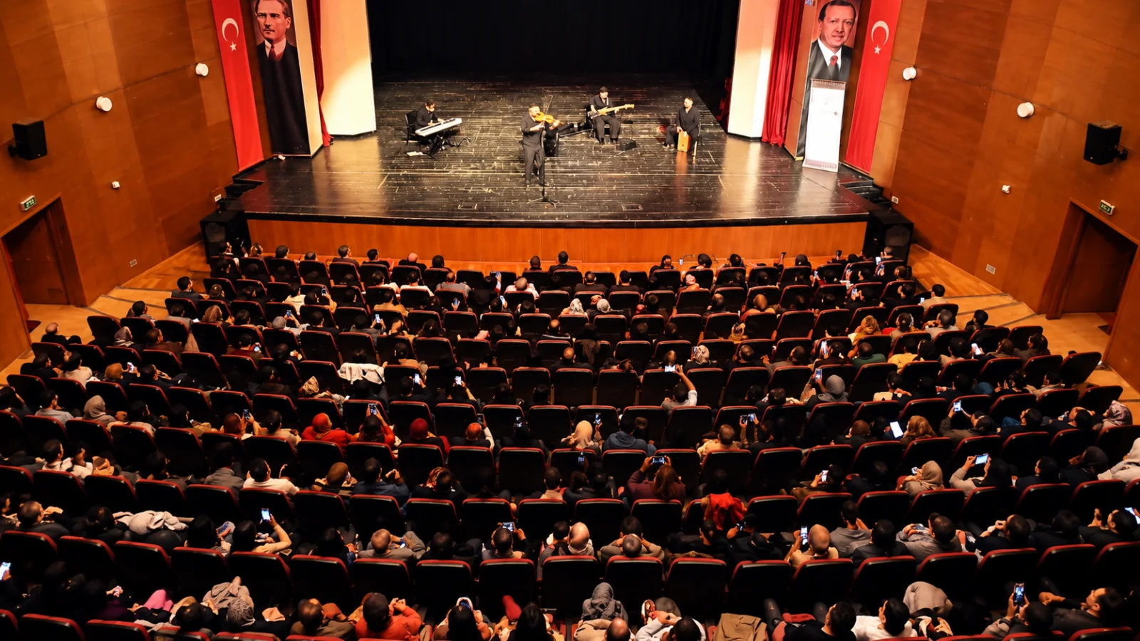 Malatya Kongre ve Kültür Merkezi’ndeki konserde keman performansıyla dinleyicilerden yoğun
