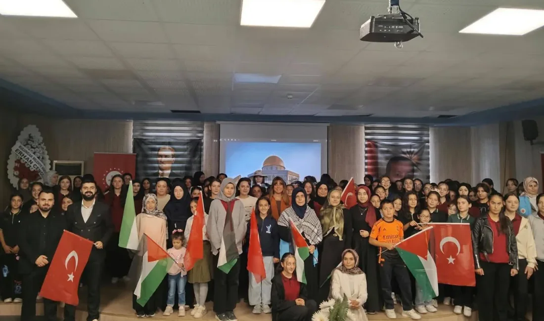 Kuluncak’ta sahnelenen tiyatro gösterisinde Kudüs’ün tarihi ve manevi değeri işlendi.