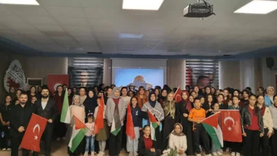 Kuluncak’ta sahnelenen tiyatro gösterisinde Kudüs’ün tarihi ve manevi değeri işlendi.