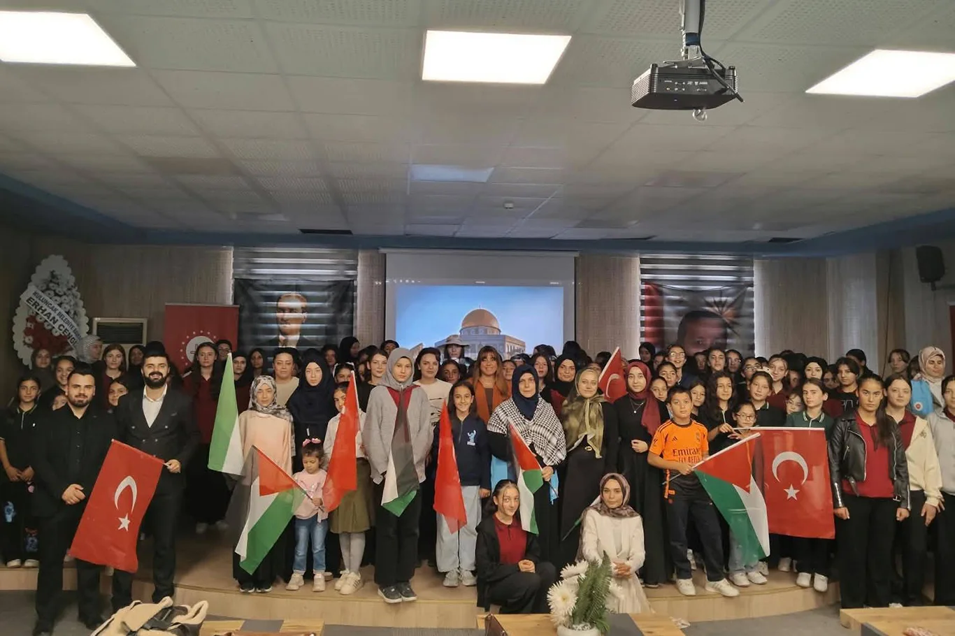Kuluncak’ta sahnelenen tiyatro gösterisinde Kudüs’ün tarihi ve manevi değeri işlendi.