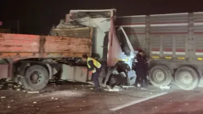 Kazada hayatını kaybeden Mehmet Tuzcu’nun cansız bedeni, AFAD ekiplerince araçtan