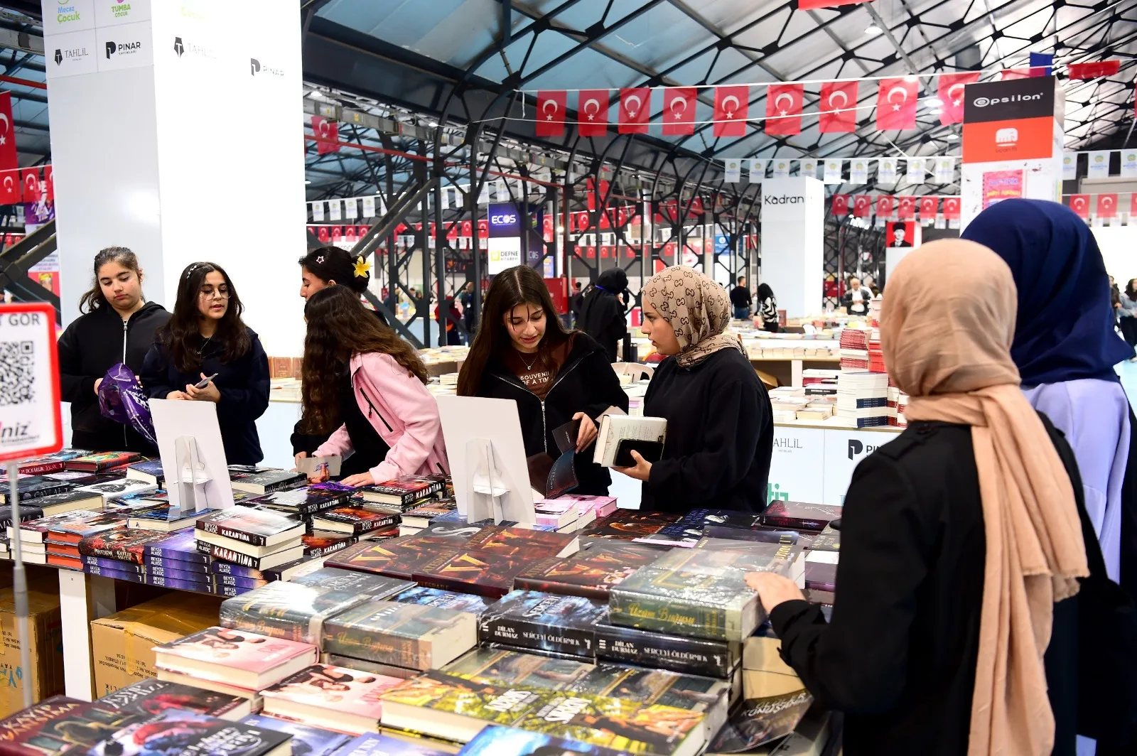 Başkan Sami Er, 12. Malatya Kitap Fuarı’nın beşinci gününde ziyaretçi