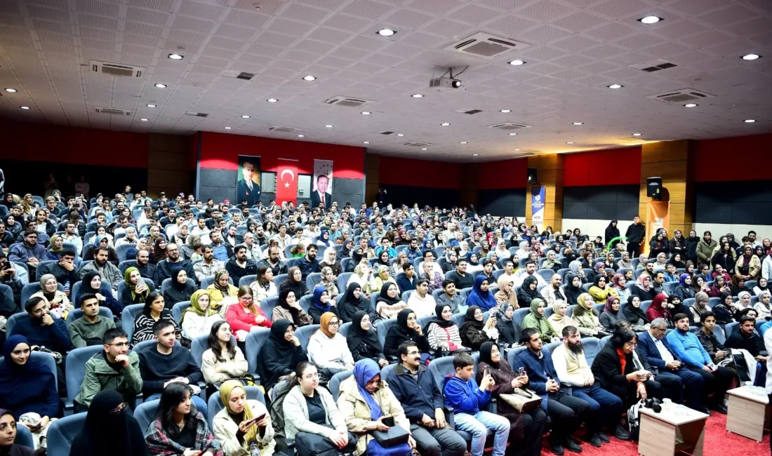 12. Malatya Kitap Fuarı’ndaki imza günü ve söyleşide uzun kuyruklar